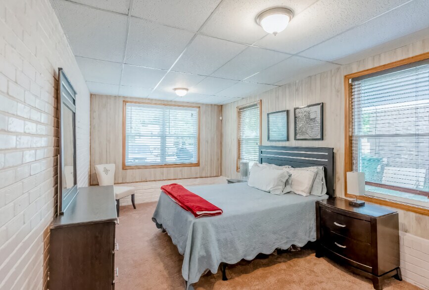 Building Photo - 2157 Hilton Dr