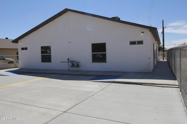 Building Photo - 517 Val Verde St