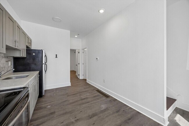 Building Photo - 2BR/3BA House | Updated Kitchen | Low Upfront Cost