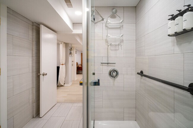 Building Photo - 525 Circle Dr