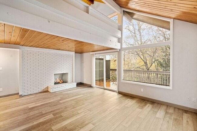 Building Photo - Beautiful 1x1 Rustic-Style Apartment