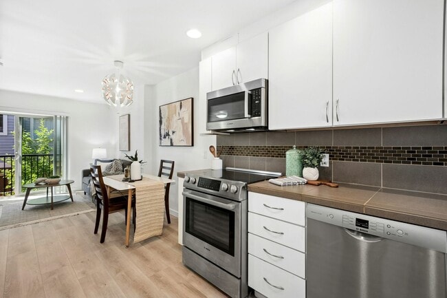 Building Photo - Columbia City Townhome