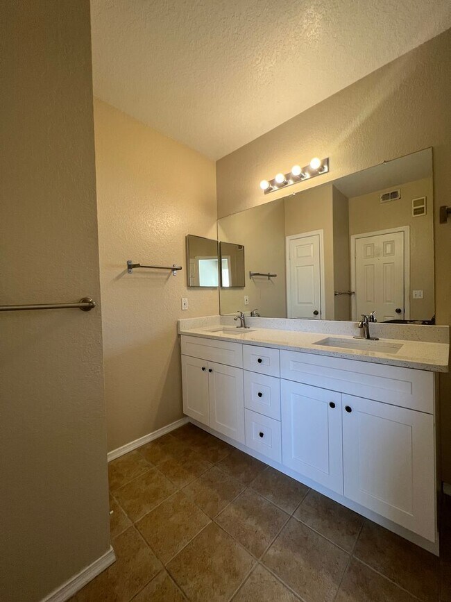 Building Photo - 2 BEDROOM 1 BATH CONDO REMODELED available...