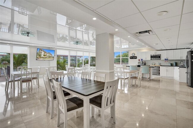 Building Photo - 1150 Hillsboro Mile Unit 1016
