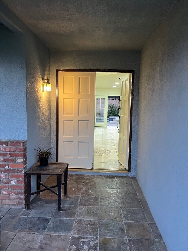 Building Photo - Large 3 Bed. 2 Bath with Pool