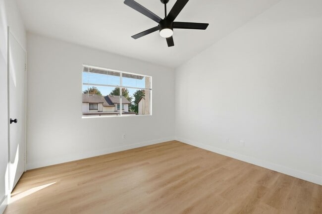 Building Photo - 5130 N River Rd