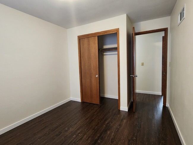 Building Photo - "3-Bed Townhouse with 1.5 Baths in Appleton!