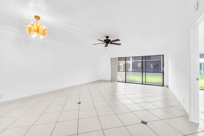 Building Photo - 153 W Laurel Dr