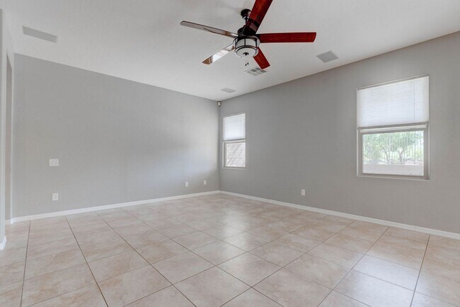 Building Photo - 2589 Chateau Clermont St