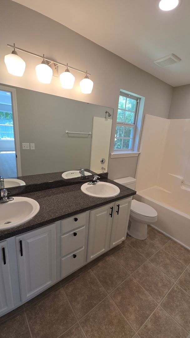 Building Photo - 614 Summerhill Dr