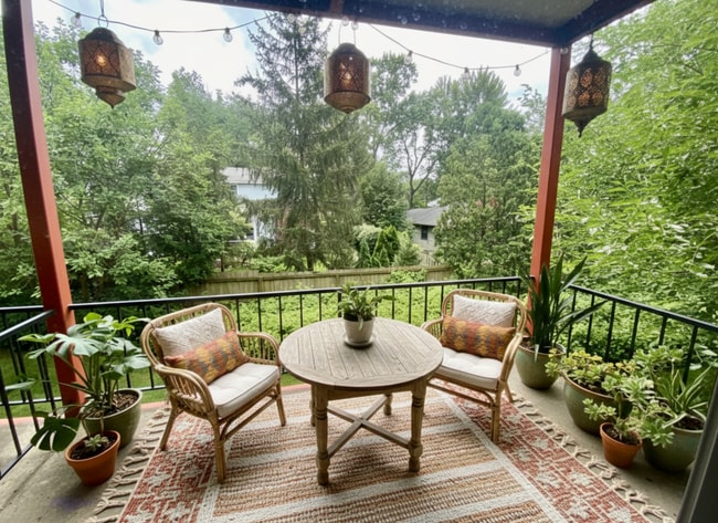 Building Photo - Cozy 2 Bedroom, 1 Bath Apartment with Balcony - Welcome Home!