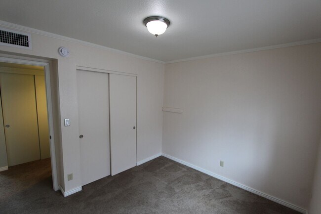 Building Photo - $500 OFF Move-In & Price improvement! | Single-Level Home with Mt. Elden Views | Backyard Backing...