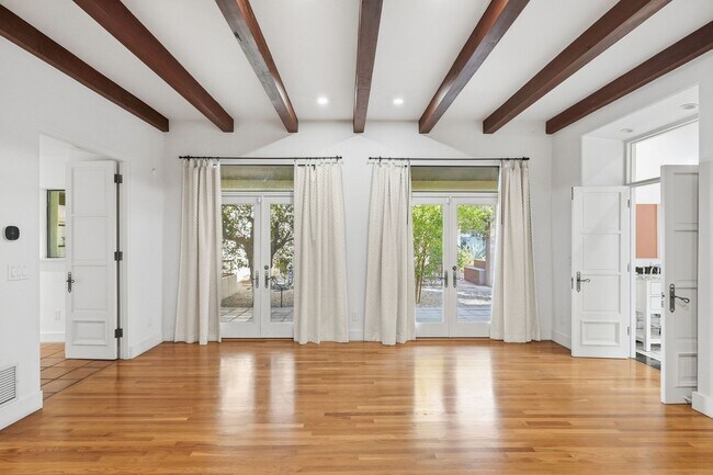 Building Photo - Elegant 3-Bedroom Home in Historic Tucson