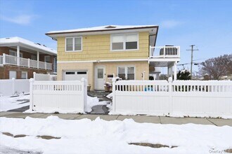 Building Photo - 401 W Walnut St