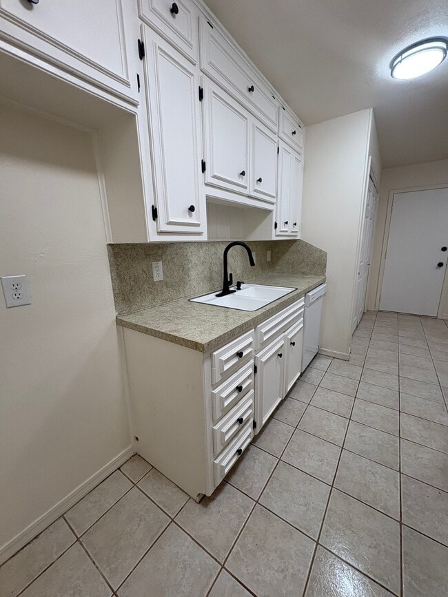 Building Photo - 5234 E Woodhaven Dr