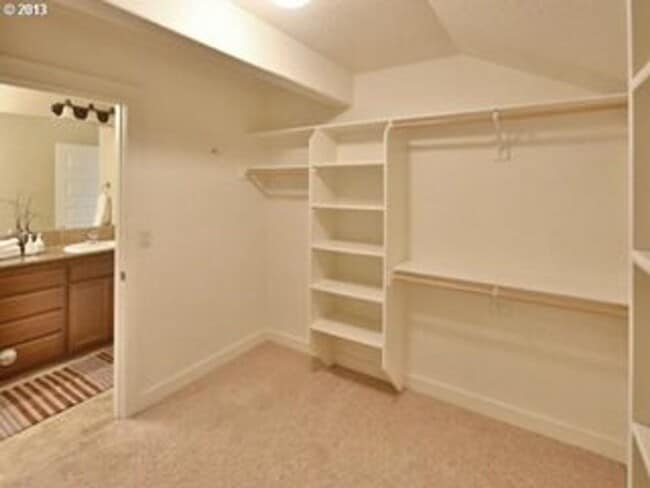 Building Photo - Prime Location, Overlook Townhome!