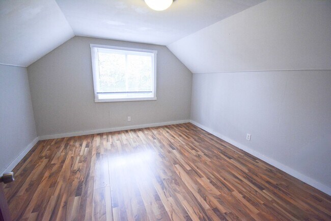 Building Photo - 3-Bedroom Home with Walk-In Closet, Deck & Prime Location Near Shopping