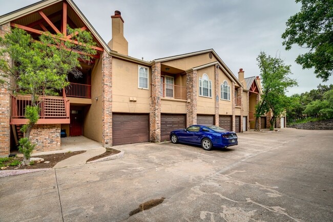 Building Photo - BEST 2 BEDROOM - PRIVATE YARD - PRIVATE GA...
