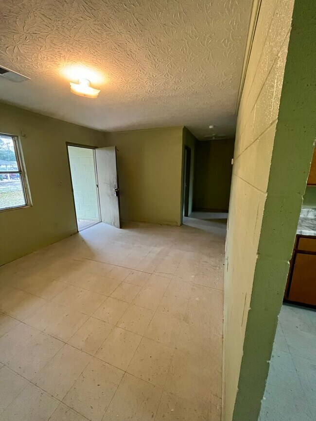 Building Photo - 370 E Gordon Ave