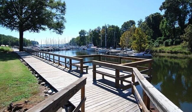 Building Photo - 3 Bedroom 3 Bathroom Condo in Yacht Cove