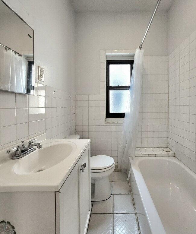 Building Photo - 1909 W Foster Ave