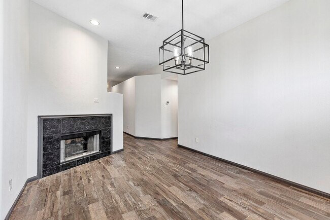 Building Photo - 20815 Whitevine Way