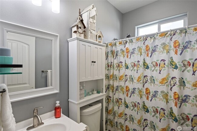 Building Photo - Like-New 3 bed 2 bath w/ Garage