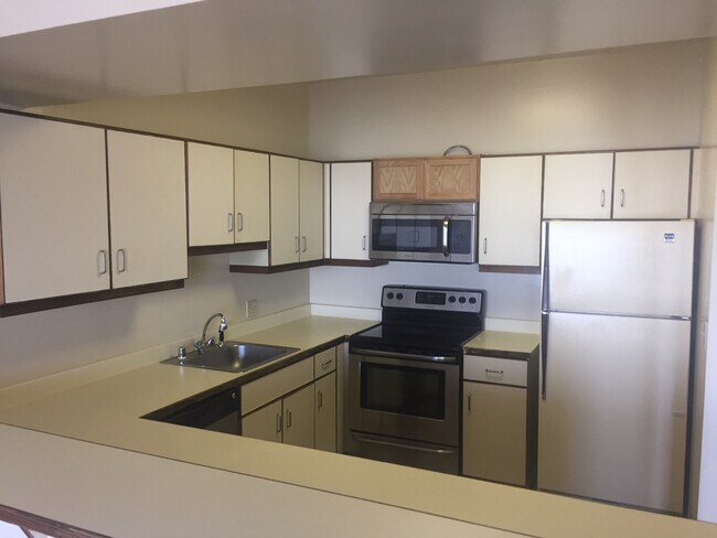 Building Photo - Enjoy sweeping views of the bay and Golden...