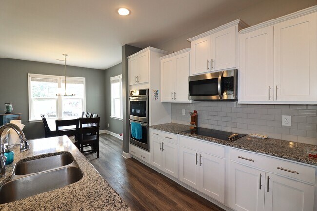 Building Photo - "Spacious 4-Bedroom Gem with 3.5 Baths and...