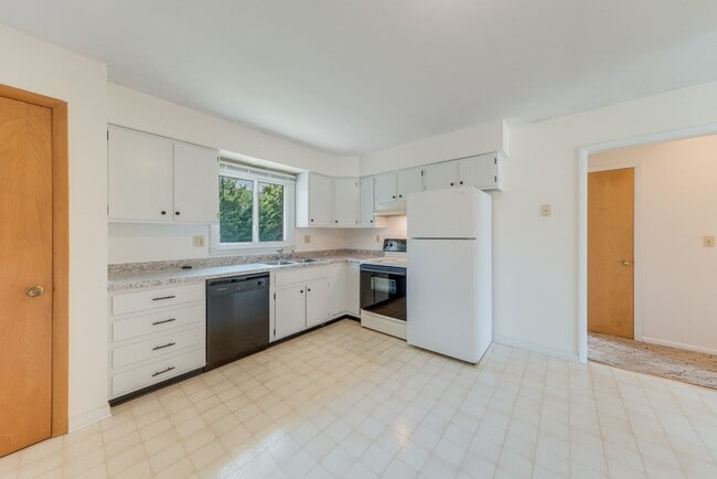 Building Photo - 2 bedroom 1 bathroom duplex-Available JUNE 2026