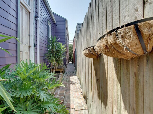 Building Photo - 617 Lyons St