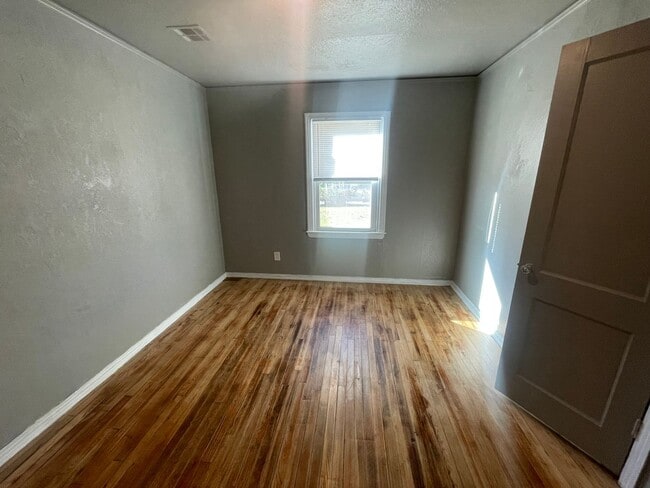 Building Photo - 3 bed, 1 bath , beautiful wood floors, fen...
