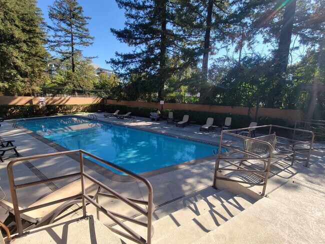 Building Photo - Stylish 2 Bed 1 Bath Midtown Apartment