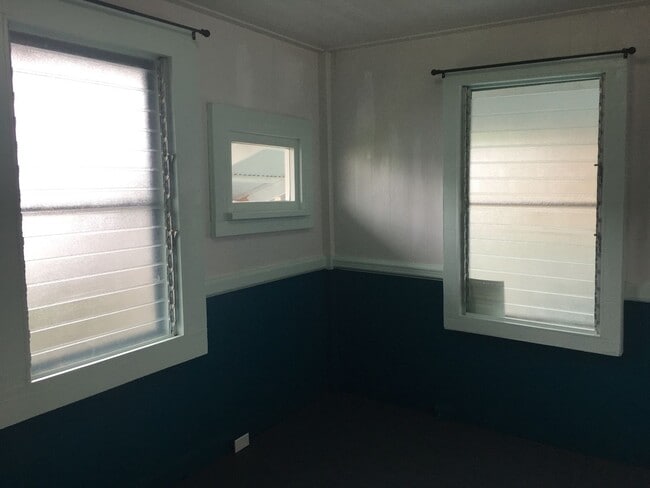 Building Photo - Small 3BR/1BA Home in Downtown Hilo!