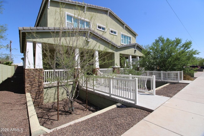 Building Photo - 1024 E Curry Rd