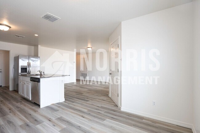 Building Photo - Beautiful Home, Perfect Location and Price