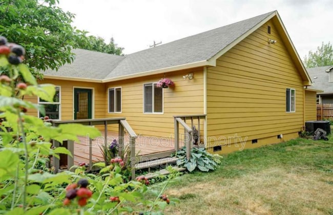 Building Photo - 3937 SW Neer Ave