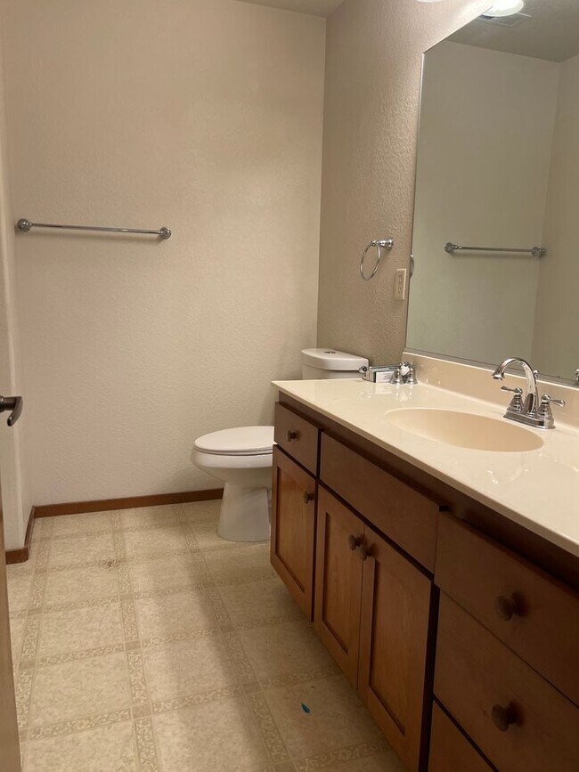 Building Photo - Three bedroom Townhome in Alderwood Townhomes Neighborhood