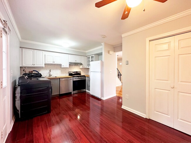 Building Photo - 245 Sunnyridge Ave