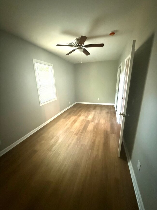 Building Photo - ** 6 Bed 2 Bath located off Wares Ferry ro...