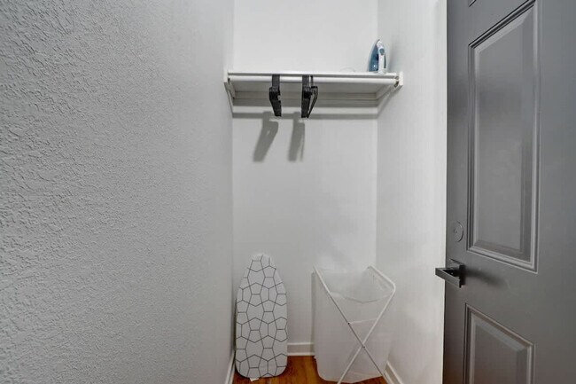 Building Photo - 1925 N Prospect Ave