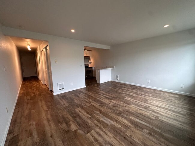 Building Photo - Charming 1-Bedroom Condo in West Queen Anne