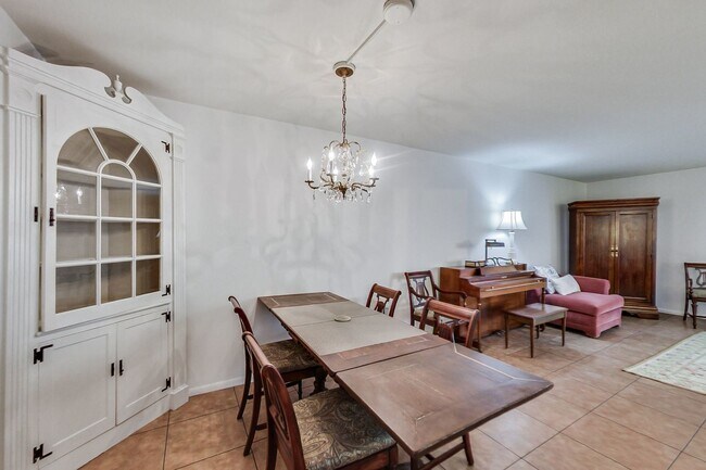 Building Photo - 6033 N Sheridan Rd