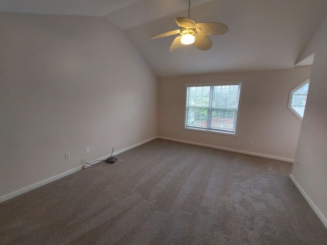 Building Photo - Spacious Home in Quiet Neighborhood