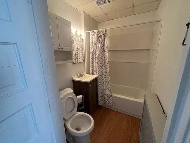 Building Photo - 405 E 6th St