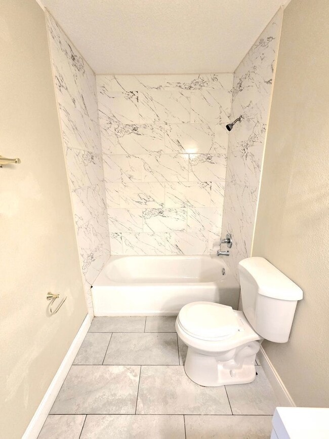 Building Photo - 605 Northlake Blvd