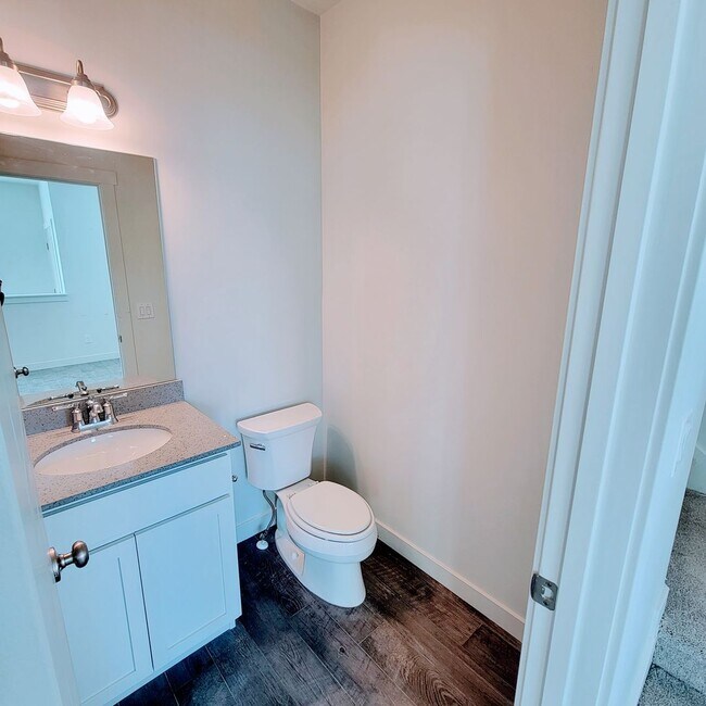 Building Photo - Gorgeous Townhome!!!