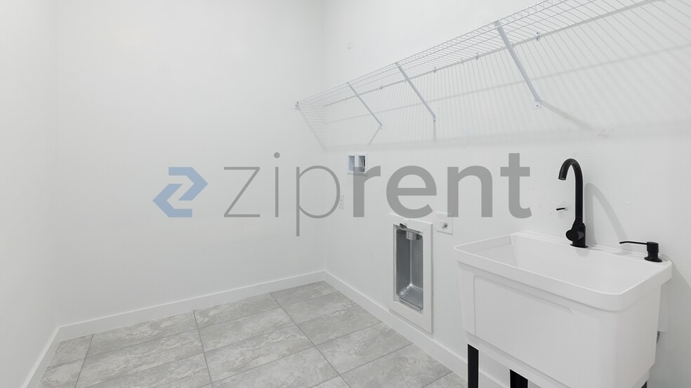 Building Photo - Unit