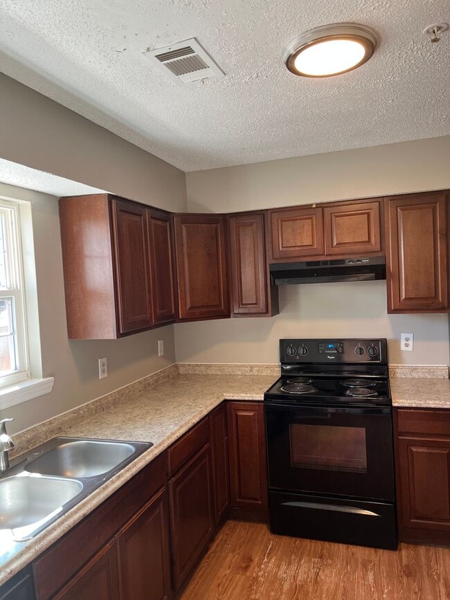 Building Photo - Modern 3BR/2.5BA Townhome