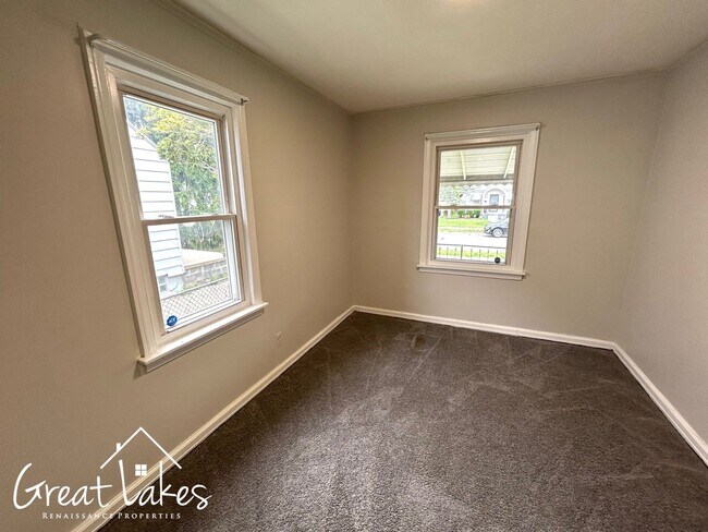 Building Photo - 5233 Farmbrook St
